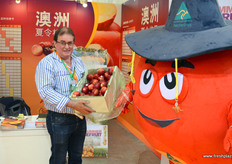 John Moore是Summerfruit Australia的首席执行官。该组织已经在澳大利亚核果在中国的市场准入和推广做出了很多努力，最近的成功是澳大利亚油桃成功打开了中国市场。