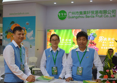 广州市集果轩贸易有限公司是来自中国南方的广州的水果进口公司。该公司从广州供应国内市场。照片上为李治学，游剑兰和阮栓峰。