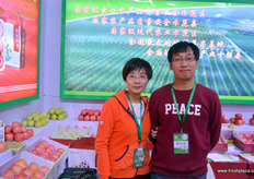 来自山东荣成市裕平苹果种植专业合作社的林森和尹雪梅