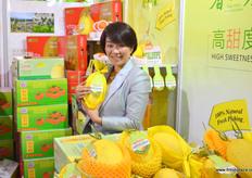 来自新疆的王琦所种植的海南香妃瓜。