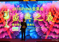 来自iFresh的朱勇立在星期一晚上的晚宴开幕式上对观众发表演讲。