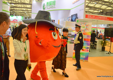 在星期二早上，一个来自澳大利亚大使馆和澳大利亚农业部的代表团出席展会以欢迎澳大利亚核果进入中国。