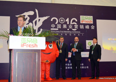 副总理助理部长Luke Hartsuyker，隶属于澳大利亚农业部，向观众发表演讲。