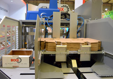 Boix的纸箱折叠和堆积运作线。