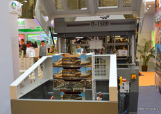 Boix的纸箱折叠和堆积运作线：箱子被堆叠。