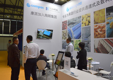 参展者在观看一段Compac的推广录像。在后面，黄永江在对录像内用做出更多的解释。