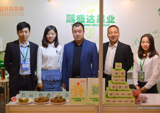 来自西安的鹏盛达果业的李军, 秦梅, 杨鹏生, 严永红, 和李荣，鹏盛达果业是一家猕猴桃种植商。