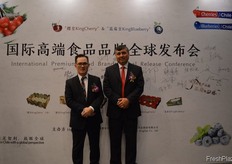 Left Chairman Ben Li of Shenzhen Kingship Co., Ltd., to the right Juan de Dios Salinas J. General Manager Kingship Fruit Chile S.p.A. // 左边是深圳市君为信股份有限 公司的董事长李汉清, 右边是君为信智利股份有限公司的总经理 Juan de Dios Salinas J.