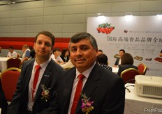 Ignacio Caballero Torretti Marketing Manager of Chilean Fruit Exporters Association, and to the right Juan de Dios Salinas J. General Manager Kingship Fruit Chile S.p.A. // 左边是智利水果出口商协会的营销经理Ignacio Caballero Torretti, 右边是君为信智利股份有限公司的总经理 Juan de Dios Salinas J.
