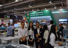Sam Zhao, Lili Xiao and Jason Lai of Reemoon, ready to answer all questions at their front desk. Reemoon is specialized in developing, manufacturing and supplying postharvest equipment and solutions for fruit and vegetables, including sorting machine, washer, dryer, waxing machine and other accessory equipment. // 江西绿 萌科技控股有限公司的赵宝山、肖丽丽和赖腾华在他们的前台准备回 答所有问题。江西绿萌科技控股有限公司是一家专业开发、制造和供 应水果和蔬菜采后设备和解决方案的公司，包括分选机、清洗机、干 燥机、打蜡机和其他附属设备。