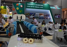 Sorting machine of Reemoon. It can divide the good fruits from the bad in a rapid speed. // 江西绿萌科技控 股有限公司的分选机。它可以快速地把好的水果和坏的水果分开。