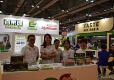 Left to right: Lou YuQiang, Mosu Liu, Liu Fang, Candy Zou and Ivy Yang of Mr. Avocado and Yunnan Avocado Agriculture Development Co., Ltd. // 从左到右是云南牛油 果农业发展有限公司和牛油果先生的娄予强，刘陌苏，刘芳和邹玲， 杨静。
