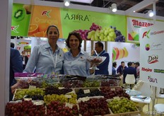 Vered Karniel , financial office manager, with Nomi Karniel-Padan, marketing manager of Grapa showing us their ARRA grapes. // Grapa的金融部经理Vered Karniel和 营销部经理Nomi Karniel-Padan向我们展示他们的ARRA葡萄。