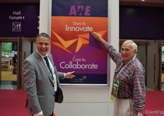 Marcus Wilkins, Director of New Zealands Finest Kiwifruit LimitedRight with his father, Marcus Wilkins Senior.	// New Zealands Finest Kiwifruit Limited的董事 长Marcus Wilkins与他的父亲Marcus Wilkins Senior（右）。