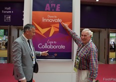 Marcus Wilkins, Director of New Zealands Finest Kiwifruit LimitedRight with his father, Marcus Wilkins Senior. // New Zealands Finest Kiwifruit Limited的董事 长Marcus Wilkins与他的父亲Marcus Wilkins Senior（右）。