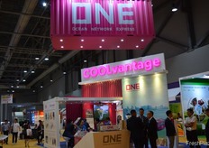 Busy conversations at the booth of ONE. // ONE展位前进 行的热烈交谈。