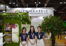 Amy Ji, Galsang Xie and Lettie Li of Great-Sun Foods Co., Ltd. // 宏辉果蔬股份有限公司的纪粉萍，谢佩清和李燕璇。