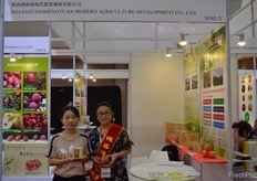 Chen Yan and Ailing Zhang from Shaanxi Deshengyuan Modern Agriculture Development Co., Ltd. // Shaanxi Deshengyuan Modern Agriculture Development Co., Ltd的燕 晨和AiLing Zhang.