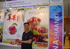 Shi Gang, chairman of Baishui Zhiyuan Fruit Co., Ltd. // 白水县致远果业有限责任公司的石刚。