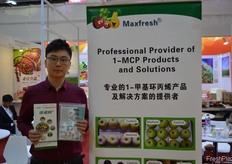 "Albert of Maxfresh, his companies' products are used to keep fruits longer fresh. // "绿诺鲜的袁凯, 他的公司 的产品被用来延长水果的新鲜期。 "