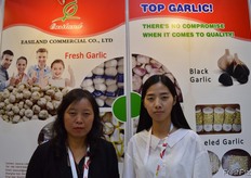 "Jessica Li and Chen Meng from Easiland Commercial Co., Ltd. Their company is specialised in exporting fresh garlic, carrot, cabbage, frozen/dehydrated fruits and vegetables. // "Easiland Commercial Co., Ltd的Jessica Li和Chen Meng。他们的公司专门出口新鲜大蒜、胡萝卜、卷心菜、 冷冻/脱水水果和蔬菜。 "
