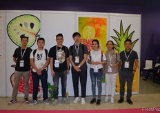 Rabbicca Yeung (third from right) Zhejiang Guming Technology Co., Ltd.'s Global Purchaser and Yuan Wang (third from left) Chairman of the Board from Hangzhou Liveyoung Catering Maangemetn Co., Ltd with their teams. // 浙江古茗科技有限公司的全球采购杨蕙棱 (右起第三 位)和杭州零氧化餐饮管理有限公司的董事长王云安(左起第三位) 与他的团队。