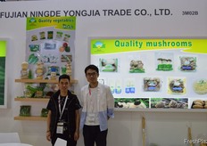 Fujian Ningde Yongjia its team. Their booth showed a lot of fresh products such as mushrooms and vegetables, which even more shows they are a modern enterprise specializing in producing mushroom, vegetables, fruits and all other agricultural by- products after years of creation and development. The company has the self-manage export authority and affiliated plants and farms are distributed over Fujian, Guangdong, Beijing and northeast areas. // 福建宁德永嘉团队。其展位上陈列着大量蘑菇、蔬菜等鲜活产 品，经过多年的创新和发展，他们已发展为一家专业生产蘑菇、 蔬菜、水果等农副产品的现代化企业。公司拥有自营出口权，所 属工厂、农场遍布福建、广东、北京和东北地区。