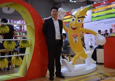 General manager Sun Yanshu standing next to their company mascotte. // 武汉雄略佳农食品有限公司的总经理孙言 树站在他们公司的吉祥物旁。