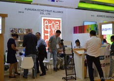 A lot of meetings on the booth of Fuhuida Echo Fruit Allance Co., Ltd. // 很多到访者相聚于Fuhuida Echo Fruit Allance Co., Ltd.展位。