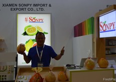 Sandi Lai, General Manager of Xiamen Sonpy Import&Export Co.,Ltd showing their pomelos. // 厦门松 平金出口有限公司的总经理赖高松正在展示他们的柚子。