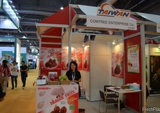 Susan Wang from Comtree Enterprise Co. grower of Dragon Fruit in Taiwan. // 台湾火龙果种植商Comtree Enterprise Co.的Susan Wang。