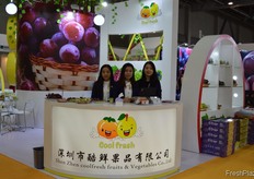 Helen Zheng, Wang Min (王敏） and Liu Yang （刘阳） from Shenzhen Coolfresh Fruits Co., Ltd // Shenzhen Coolfresh Fruits Co., Ltd的Helen Zheng, 王敏和刘阳。