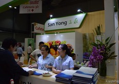 San Yong staff helping clients at their counter. // San Yong团队在他们的展位前帮助其客户。