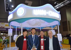 Gary Loh of SunMoon Food Company Limited and team of Shanghai Win-Chain Supply Chain Mgt. Management Co.Ltd. // SunMoon Food Company Limited的Gary Loh and Shanghai Win-Chain Supply Chain Mgt. Management Co.Ltd 的团队。