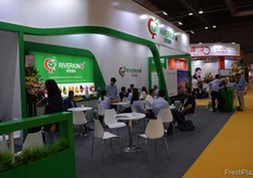 Busy place at Riverking. // 锐芙国际展位前的繁忙景象。