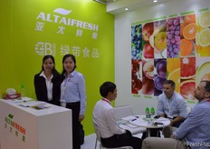Jade Lee and Yolinda Xia from Guangzhou Green Belt Food Co., Ltd. (Trading as Altaifresh Limited) // Guangzhou Green Belt Food Co., Ltd. (Trading as Altaifresh Limited)的Jade Lee和Yolinda Xia。