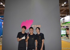 Michael (middle) from Bei Wei 18. // 海南北纬十八度果业 有限公司的高晓冬（中间）。