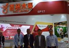Shou Yang Fruit, from left to right: Tang Tao, e- commerce manager, Yi Xianghui, Yang Bo, general manager, Xiang Dong, general manager. // 汤涛 电商部经 理，易祥辉 常务副总，杨波 总经理，向东 副总经理	Shou Yang Fruit, 从左到右: 电商部经理汤涛，常务副总易祥辉，总经 理杨波和副总经理向东。