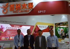 Shou Yang Fruit, from left to right: Tang Tao, e- commerce manager, Yi Xianghui, Yang Bo, general manager, Xiang Dong, general manager. // 汤涛 电商部经 理，易祥辉 常务副总，杨波 总经理，向东 副总经理	Shou Yang Fruit, 从左到右: 电商部经理汤涛，常务副总易祥辉，总经 理杨波和副总经理向东。