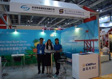Youlin Zhong (left) and Nancy Ding (right) from Shekou Container Terminals Ltd. With Doris from Shenzhen Asia Global Logistics Co., Ltd in the middle. // 蛇口集装箱 码头有限公司的锺友林（左）与丁洁（右），和深圳市泛亚物流有限 公司的徐艳（中）。