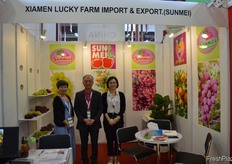 In the middle, Zhiming Chen, Managing Director of Xiamen Lucky Farm Import & Export (Sunmei) // 厦门善美 果蔬有限公司(Sunmei)的董事总经理陈志明（中）。
