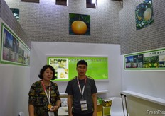To the right, Cao Jianqiang, General manager of Hebei Qunqiang Agriculture Products Processing Co., Ltd. // 右边是河北群强农产品加工有限公司的总经理曹坚强。