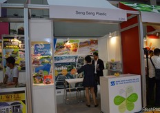 Seng Seng Plastic in conversation with a visitor. // Seng Seng Plastic与一名到访者交谈。