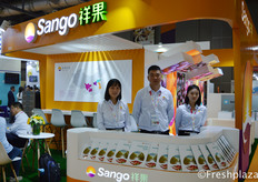 He Rong, Jian Liu (middle), Global buying specialist and Bao Lingxin from Zhejiang Sango Trade Co., Ltd. They are present at different wholesale markets in China in first, second and third tier cities. They sell domestic and imported fruits.来自浙江祥果贸易有限公司的国际采购何容，集团副总经理刘健（中）和来自Zhejiang Sango Trade Co., Ltd.的鲍凌鑫。他们目前活跃在中国一、二及三线城市的各个批发市场。他们出售国内和进口水果。