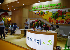 Xiaoe Song from Nanjing Sanyong International Trading Co., Ltd. They import fruits from all over the world for the eastern market in China, which include Anhui, Shandong, Jiangsu, Zhejiang province. They sell for most part at the wholesale market, but also for online, retail and direct retail stores.来自南京三永国际贸易有限公司的宋晓娥，他们从世界各地进口水果，销往中国东部市场，包括安徽、山东、江苏、浙江等地。它们大部分在批发市场被销售，但也用于在线、零售和直营零售商店。