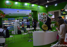 Busy times at the booth of Shenzhen Maoxiong Co., Ltd. They are a large producer of vegetables in China and export all yearround, mostly to South East Asian countries.深圳市茂雄实业有限公司展位前的忙碌景象，他们是在中国的一家大型蔬菜生产商，常年出口，主要销往东南亚国家。