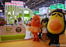 Emma from Mr. Avocado, with the masquotte of Mr. Avocado, Mr. Avocado and Miss Carrot. Their main focus is importing avocados and researching to plant avocados in China. Though this year they broadened their products with also selling carrots.来自牛油果先生的潘晓梦和牛油果先生的吉祥物Miss Carrot。他们主要进口火龙果和研究在中国种植火龙果。尽管今年他们扩大了产品范围，还销售胡萝卜。