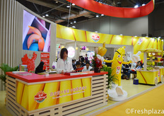 Busy times at the booth of Goodfarmer Foods Holding (Group) Limited Company. They are one of the leading banana importers and sellers in the Chinese market.佳农食品控股(集团)股份有限公司展位前的忙碌景象。他们是中国市场上主要的香蕉进出口商之一。