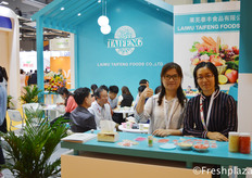Candy and Laurie from Laiwu Taifeng Foods Co., Ltd. They export ginger, garlic, potatoes, apple and carrots all over the world. Furthermore, they also import grapes, citrus and dragon fruit from Israel, South Africa, Australia and Vietnam.来自莱芜泰丰食品有限公司的赵敏和王娟。他们出口生姜、大蒜、土豆、苹果和胡萝卜到世界各地。此外，他们还从以色列、南非、澳大利亚和越南进口葡萄、柑橘和龙果。