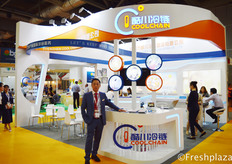 Thomas Wang from Shenzhen Cool Chain Logistics Co., Ltd. They are a a professional logistics enterprise, which dedicated to the international cold chain service of fresh products. Cool Chain is their new brand, which they showed for the first time at Asia Fruit Logistica.来自深圳市酷川冷链物流有限公司的Thomas Wang。他们是一家专业的物流企业，致力于新鲜产品的国际冷链服务。酷链是他们的新品牌，这是他们第一次参加亚洲国际果蔬展。